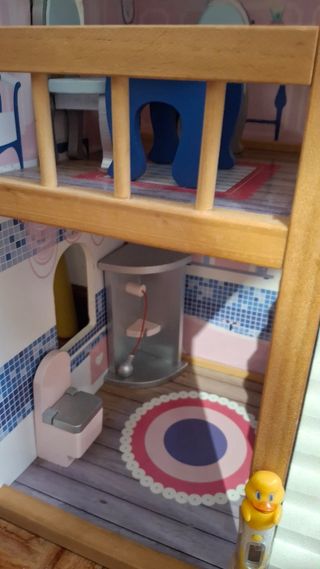 Entrega en mano. Casa de muñecas de tres pisos, en