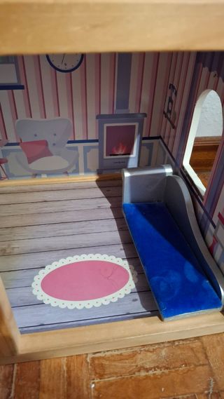 Entrega en mano. Casa de muñecas de tres pisos, en