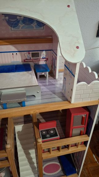 Entrega en mano. Casa de muñecas de tres pisos, en