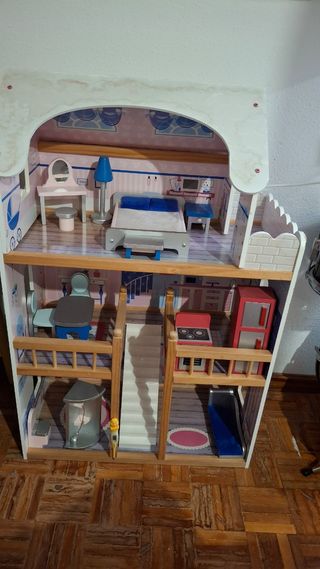 Entrega en mano. Casa de muñecas de tres pisos, en