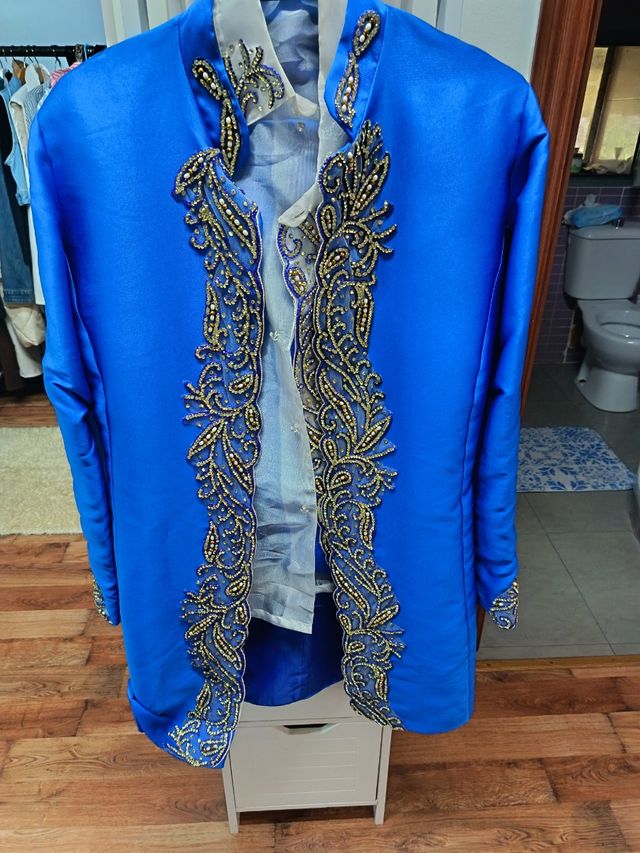 Traje de boda azul con bordados