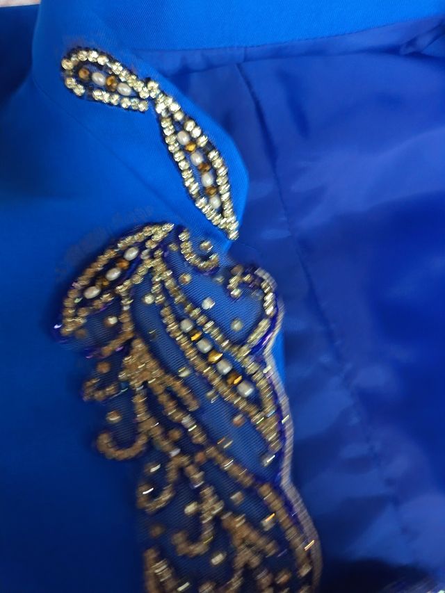 Traje de boda azul con bordados