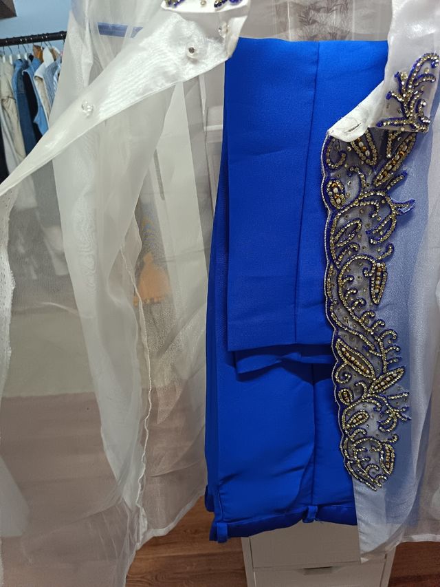 Traje de boda azul con bordados