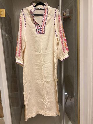Vestido beige con bordados multicolor