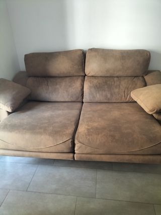 Mesa extensible y 4 sillas y Sofá de 3 y 2 Plazas