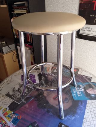 Banqueta de acero inoxidable beige.