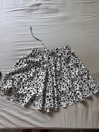Pantalón corto floral blanco y negro