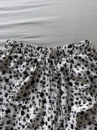 Pantalón corto floral blanco y negro