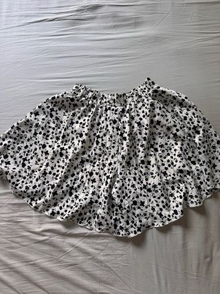 Pantalón corto floral blanco y negro