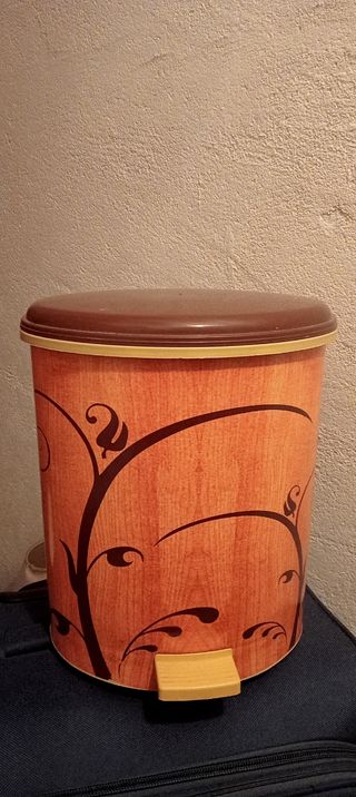 Cubo de basura con tapa y pedal 35cm de alto.