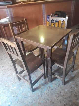 Mesa y  cuatro sillas de madera maciza