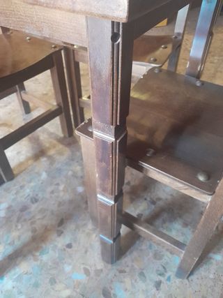 Mesa y  cuatro sillas de madera maciza