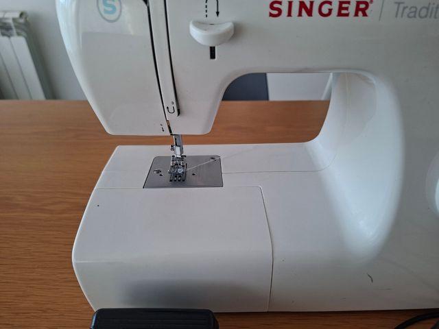 Máquina de Costura Singer Tradition 2282