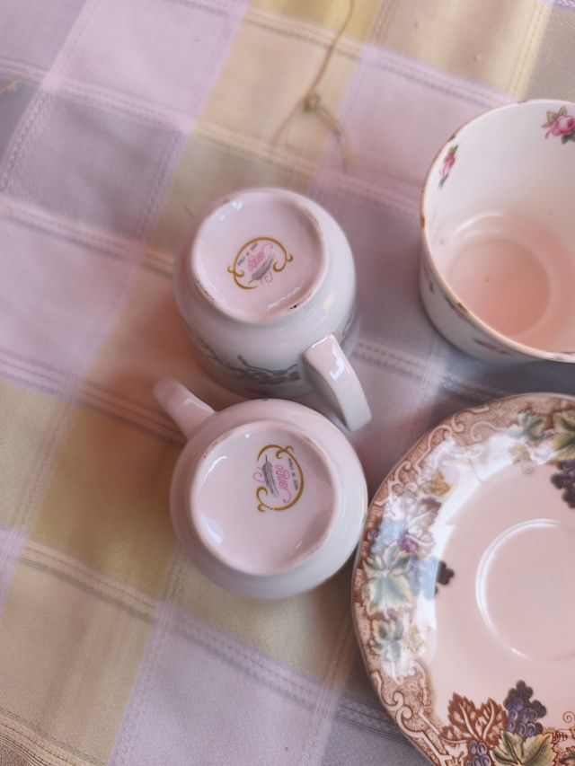 Tazas y platillos de porcelana vintage