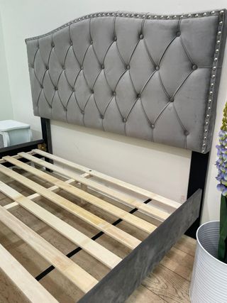 Cama con cabecero gris y azul