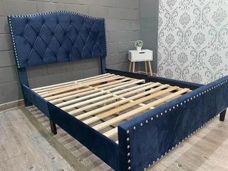 Cama con cabecero gris y azul