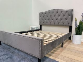 Cama con cabecero gris y azul