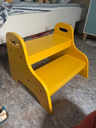 Escalón amarillo para niños