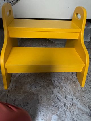 Escalón amarillo para niños