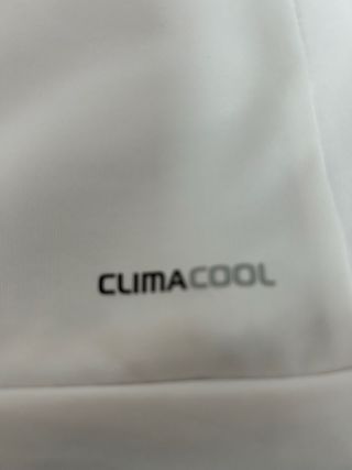 Camiseta deportiva Adidas blanca y turquesa