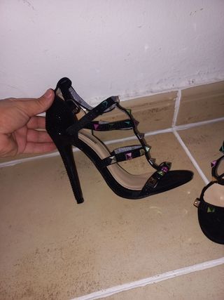 Zapatos de tacón negros con tachuelas multicolor t