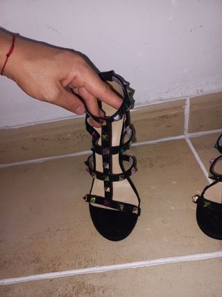 Zapatos de tacón negros con tachuelas multicolor t