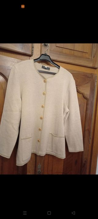 Chaqueta beige botones dorados