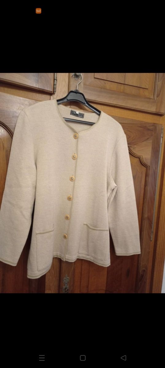 Chaqueta beige botones dorados