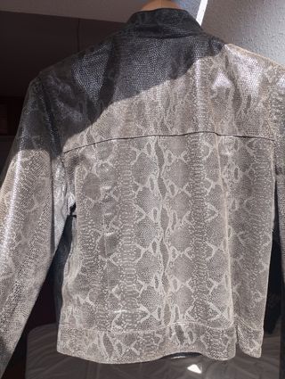 Chaqueta imitación piel serpiente