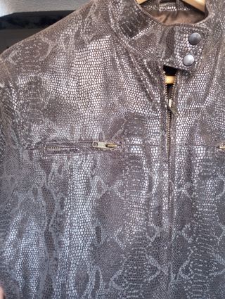 Chaqueta imitación piel serpiente