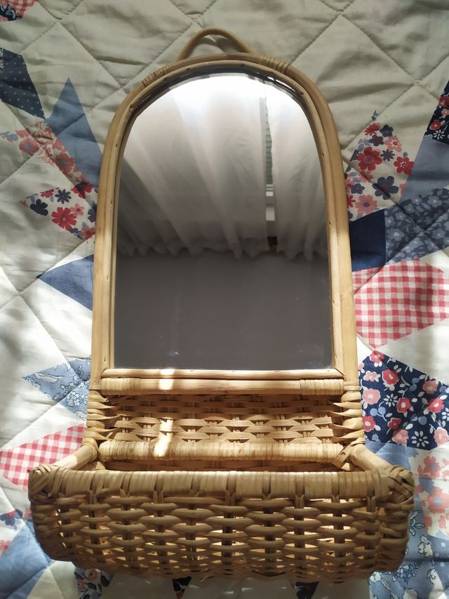 Espejo de ratán con repisa