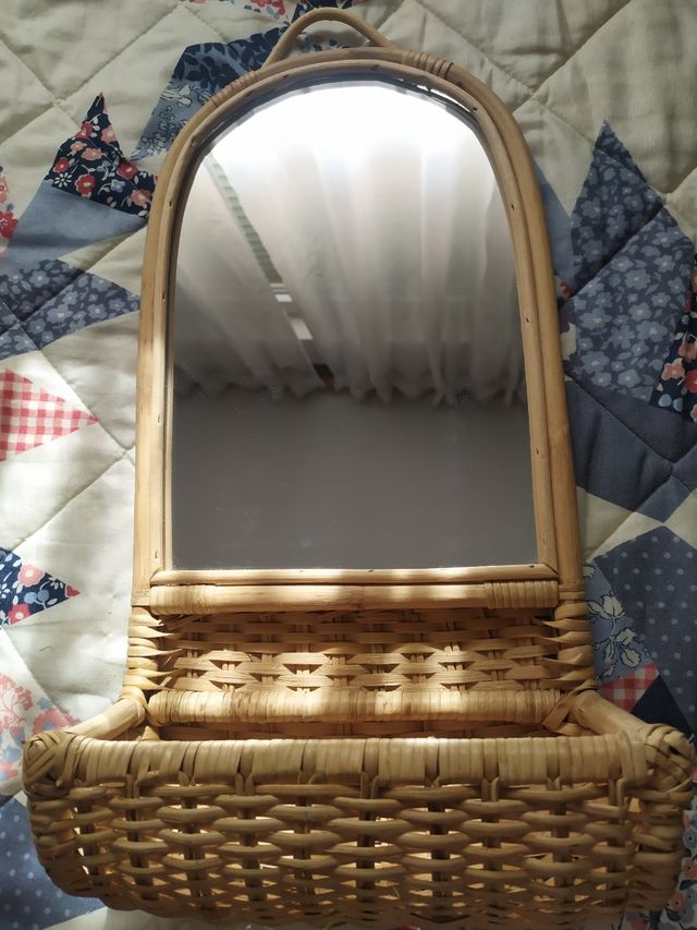 Espejo de ratán con repisa