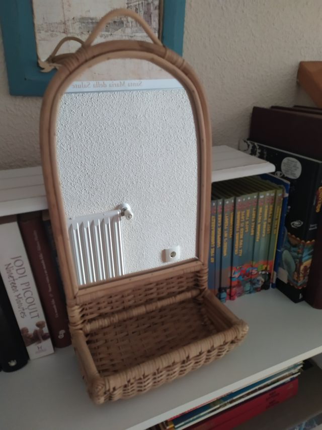 Espejo de ratán con repisa