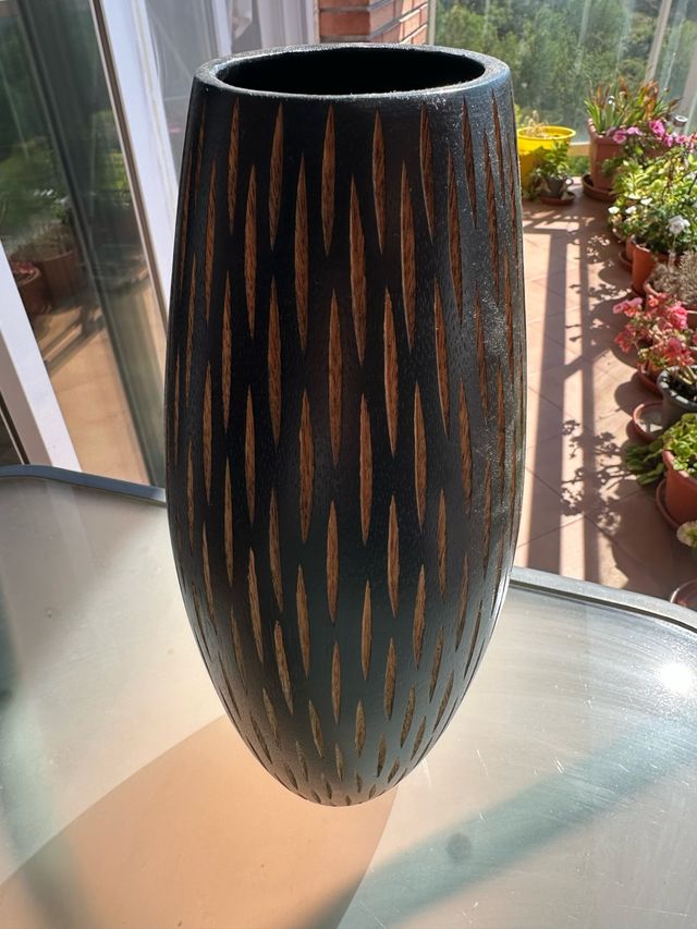 Jarrón de madera tallada