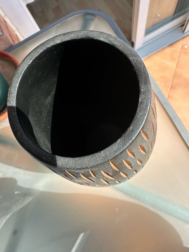 Jarrón de madera tallada