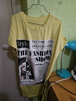 Camiseta amarilla larga con estampado de periódico