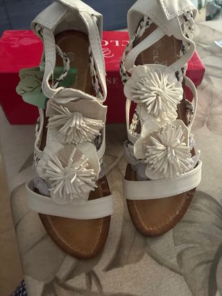 Sandalias blancas con flores