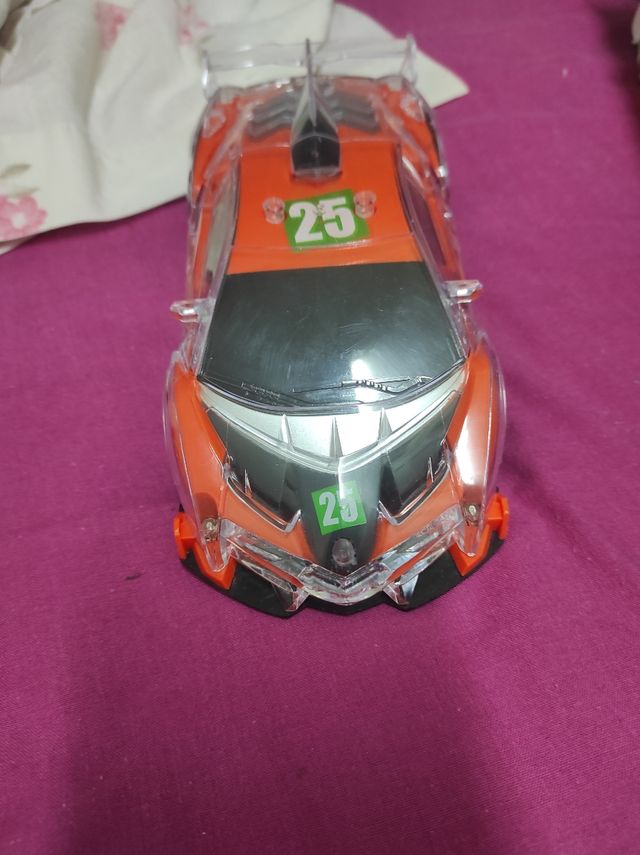 Coche de juguete deportivo naranja