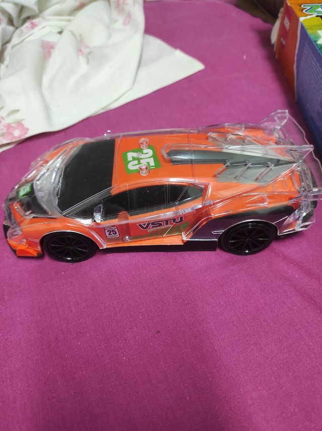 Coche de juguete deportivo naranja