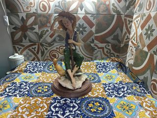 Statua vintage contadino con gallina