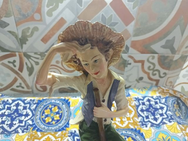 Statua vintage contadino con gallina