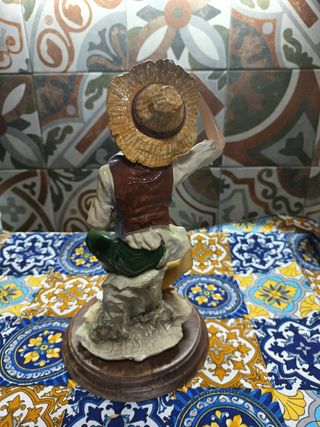 Statua vintage contadino con gallina