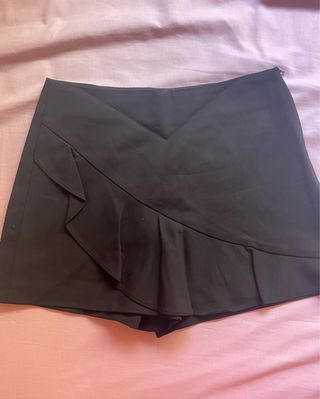 Falda pantalón con volante negro