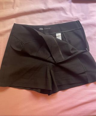 Falda pantalón con volante negro