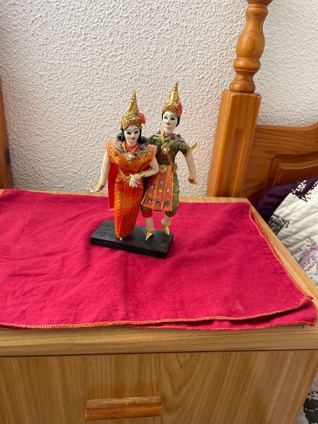 Figuras Bailarines Tailandeses Dorados y Rojos