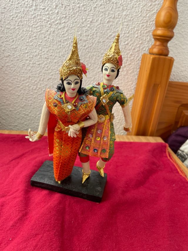 Figuras Bailarines Tailandeses Dorados y Rojos