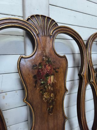 Banco antiguo de madera. tapizado floral. Calidad