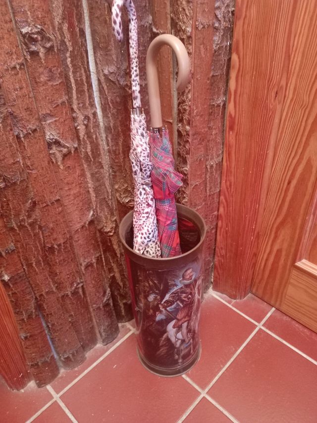 Paragüero con diseño de caballero