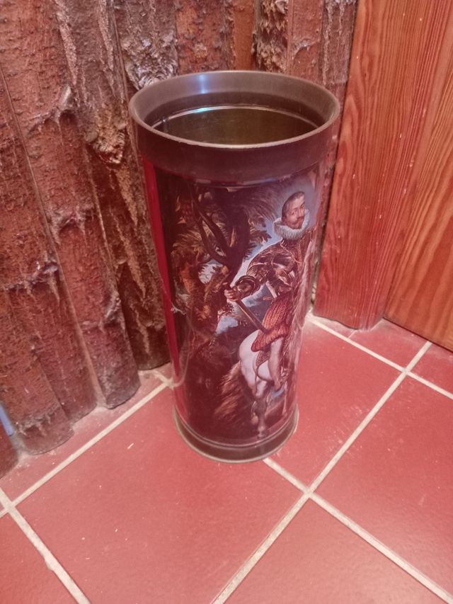 Paragüero con diseño de caballero