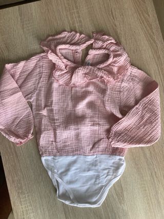 Blusa de niña rosa con volantes